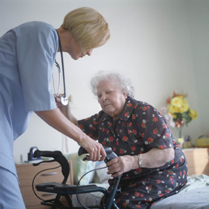 Binnen twee dagen na thuiskomst uit het ziekenhuis komt de verpleegkundige bij de oudere op bezoek.<br>beeld: Corbis