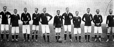 Lou Otten (3de van rechts) met team 