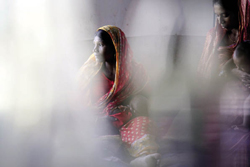 In Bangladesh is de helft van alle kinderen onder de vijf jaar slecht gevoed, en één op de drie sterft aan de honger. Ondervoede moeders baren vroeggeboren baby’s en de meisjes die het overleven, groeien op tot ondervoede vrouwen die ook weer vroeggeboren baby’s krijgen.  Beeld: Ron Haviv, VII, Hollandse Hoogte