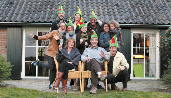 Het volledige gezin Van Bergen met aanhang op de Veluwe, waar Bart en Juul sinds kort een huisje hebben.