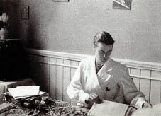 Margaretha Drooglever Fortuyn-Leenmans als arts. (Rond 1938)