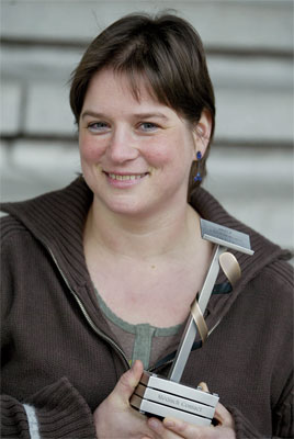 Suzanne van de Vathorst in 2003 toen zij de Zilveren Zeepkist won met haar artikel 'De dood als beste optie'. Foto: De Beeldredaktie, Guido Benschop