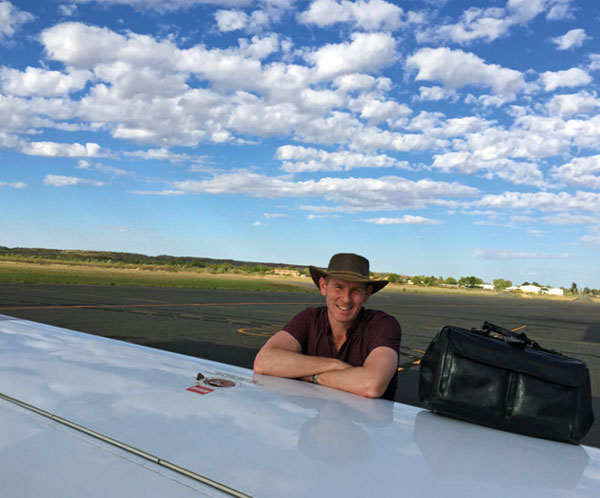 Mijn Flying Doctor impressie: ik word opgehaald in Tennant Creek door een vliegtuigje en vlieg terug naar Alice Springs aan het einde van mijn tijd daar.