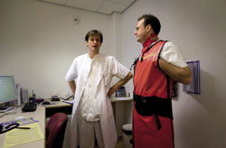 Kindercardioloog Nico Blom (links) en fellow Arno Roest op de afdeling Hartkatheterisatie van het LUMC. beeld: Marc de Haan
