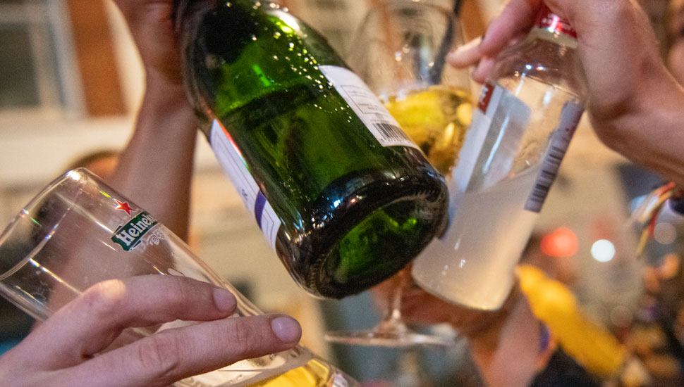 Ruim 70 procent van de drinkende Nederlandse 15- en 16-jarigen drinkt op één gelegenheid minstens vijf glazen alcohol. - Patricia Rehe / HH