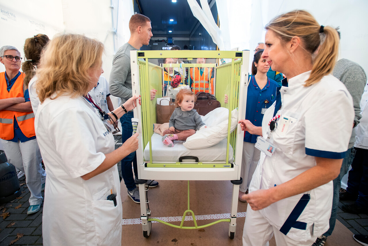 'Dit is Floor, de allereerste patiënt die vanuit locatie Langendijk naar het splinternieuwe Molengrachtziekenhuis is verhuisd. De kleine Floor is behoorlijk onder de indruk van alle aandacht!' @evadeschipper