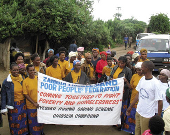 Leden van een krottenwijkfederatie protesteren tijdens een gezondheidsdag. beeld: Cordaid