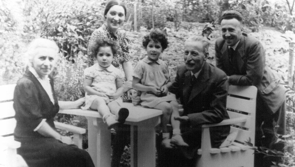 Drie generaties in de tuin van het gezin Klein in 1941. V.l.n.r. Stella Sanders, Kinna, Bep, Reina, Jo Sanders en Frits (archief familie Klein).