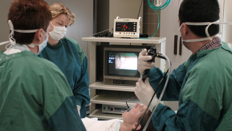 Gewoonlijk wordt een bronchoscopie uitgevoerd door een longarts en twee bronchoscopieverpleegkundigen. beeld: Frank Muller/ zorginbeeld.nl