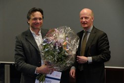 Winnaar Jos van Campen (Slotervaarziekenhuis) en hoofdredacteur Hans van Santen