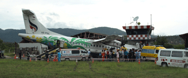 Vliegtuig ramt verkeerstoren op het Thaise eiland Koh Samui (foto anp)