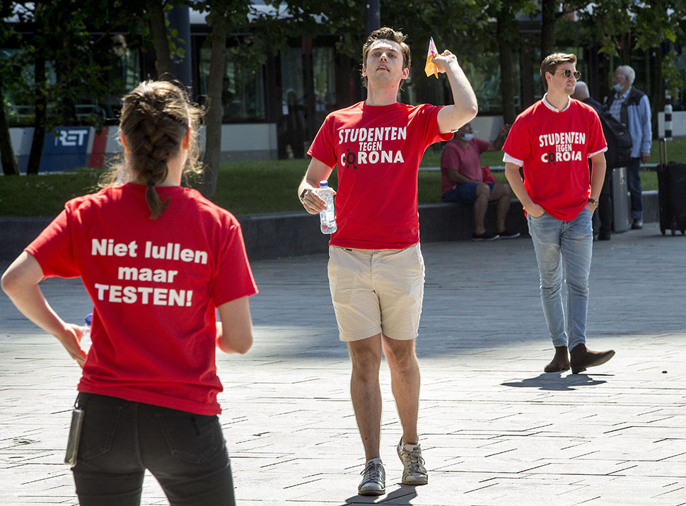 ANP. Een campagne in Rotterdam om studenten te wijzen op de coronamaatregelen en het belang van een test bij klachten die duiden op de ziekte