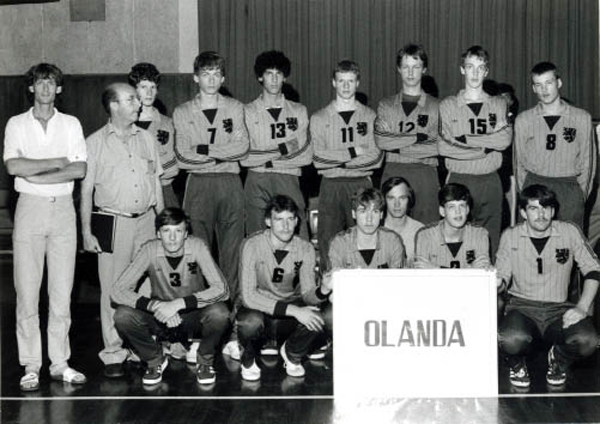 Jong Oranje, 1983. Bas Bloem draagt nummer 15 Van het team dat later in Atlanta olympisch goud won, zijn te zien: Ron Zwerver (13), Henk Jan Held (7), en coach Joop Alberda (zitttend op de voorgrond). Beeld: Bas Bloem