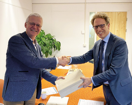 NVAB voorzitter Gertjan Beens (links) feliciteert zijn opvolger Gijs van Lomwel.