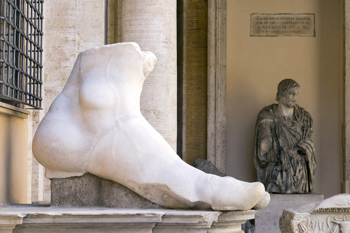 Herman Wouters | Hollandse Hoogte. Palazzo dei Conservatori in de capitolijnse musea, fragmenten van reusachtig standbeeld van Keizer Constantijn. 