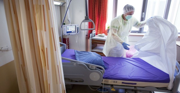 Hollandse Hoogte - Een ziekenhuiskamer wordt ontsmet vanwege mogelijke aanwezigheid van MRSA.