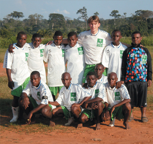 Samen met het Mbenzele-team kon Matthijs ook in Congo nog voetballen ter ontspanning.