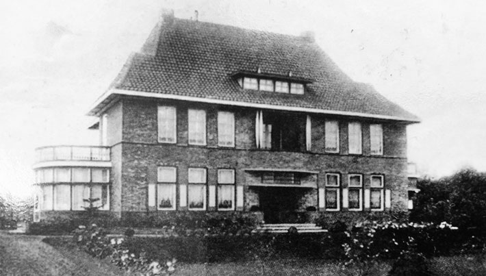 Rond 1925 laat ‘Pake’ een huis bouwen in de Kerkstraat (nu: Heigank 132) in Nieuwenhagen om in te wonen en praktijk te houden. De inwoners van Nieuwenhagen noemen het Villa Heiveld, ‘Pake’ geeft de villa de naam ‘Welcome’.