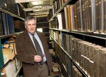 Hoogleraar medische geschiedenis prof. dr. Mart van Lieburg bij het KNMG-archief in zijn bibliotheek. beeld: De Beeldredaktie, Ruben Schipper