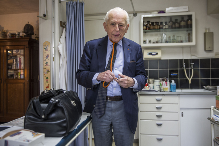  Nico van Hasselt, de oudste nog praktiserende huisarts van Nederland, is dinsdag 13 februari 2018 in zijn woonplaats Amsterdam overleden. Hij is 93 jaar oud geworden. Amaury Miller / Hollandse Hoogte