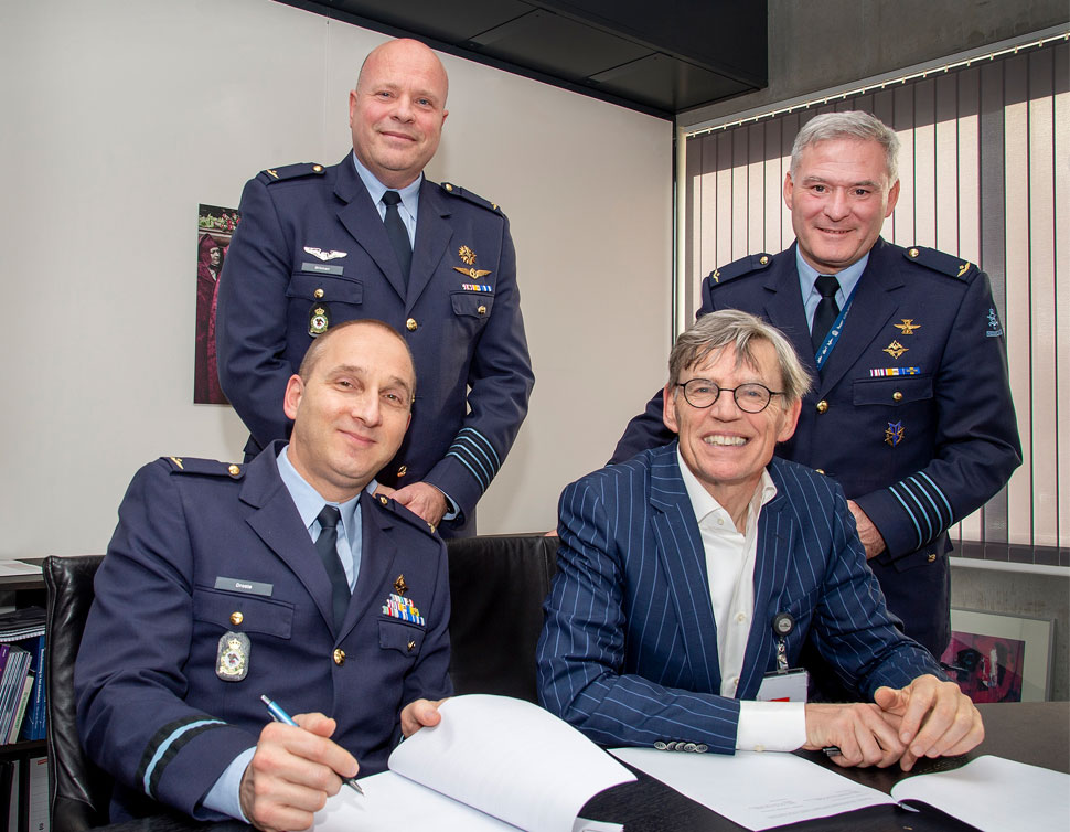 Bestuursvoorzitter Bart Berden en commodore Max Droste tekenen de intentieverklaring. Achter hen kolonel-vliegerarts Derk Blikman (links) en kolonel Johan de Jongh. ETZ Fotografie & Film