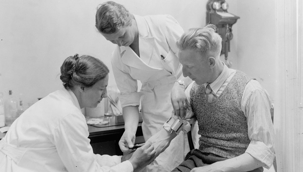 Amsterdam, jaren dertig, GG&GD-bloedtransfusiedienst met Charlotte Ruys, hoofd laboratoria (links)