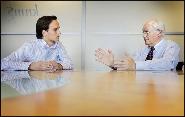Arie Nieuwenhuijzen Kruseman (rechts) legt Tom Brouwer uit dat sociale vaardigheden voor artsen net zo belangrijk zijn als het beheersen van het vak. Beeld: Maarten Hartman