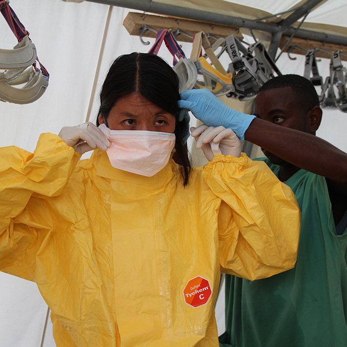 Liu bezoekt een ebolakliniek in Sierra Leone. Foto: Médecins sans Frontières