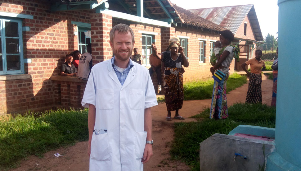 Mark Godeschalk bestiert als tropenarts een missieziekenhuis in het Congolese dorpje Lolwa. ‘We hoopten dat de ebolabestrijding zou overgaan in coronabestrijding, maar de WHO heeft zich teruggetrokken. Dat is enorm jammer.‘