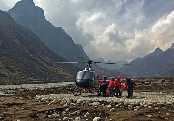 Een patiënt moet per helikopter naar Kathmandu worden gevlogen.