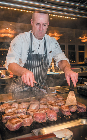 Chef-kok Rick Simonis aan het werk. © Lennaert Ruinen