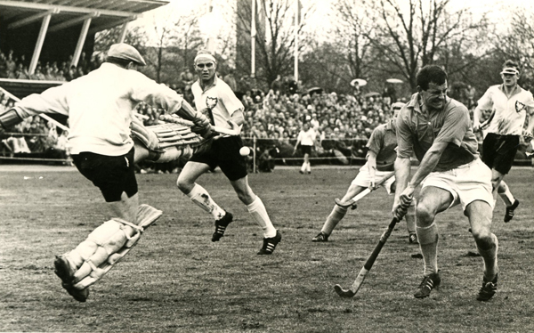 Theo van Vroonhoven (rechts op de voorgrond) bij een wedstrijd tegen Duitsland, 1964