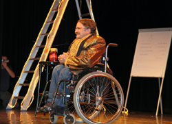 Jan Troost heeft osteogenesis imperfecta (OI) – brozebottenziekte – en zit in een rolstoel. Verbaal is hij sterk, vol humor en gezegend met een gezonde dosis zelfspot. Hij is een van die patiënten die regelmatig in collegezalen ten tonele verschijnt. Beeld: Jan Troost