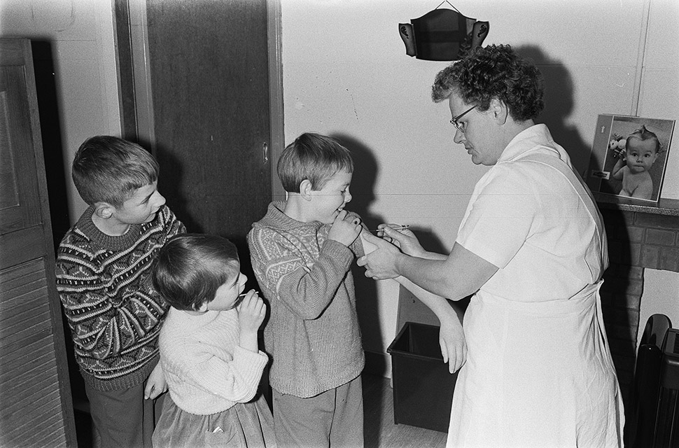1963. Kinderen op Tholen worden ingeënt tegen polio