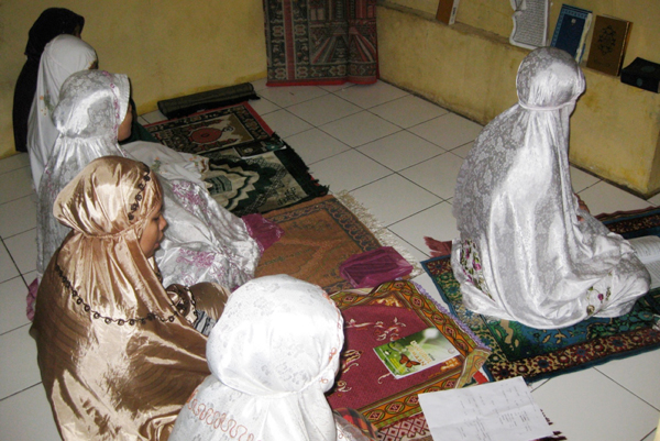 Op de vrouwenafdeling van verslavingskliniek Pesantren Suryalayah bestaat de behandeling uit koude douches en dhikr: het prijzen van Allah.