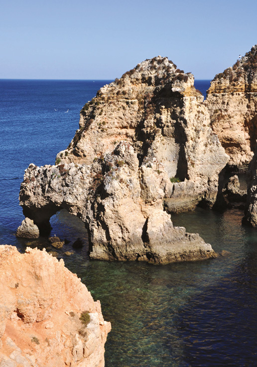 Algarve Tourism Bureau. De Ponte da Piedade bij Lagos is een indrukwekkende rotsformatie met grotten en pieken.