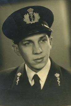 Han Brouwer kreeg na het behalen van zijn artsendiploma in 1941 een aanstelling bij de marine als scheepsarts.