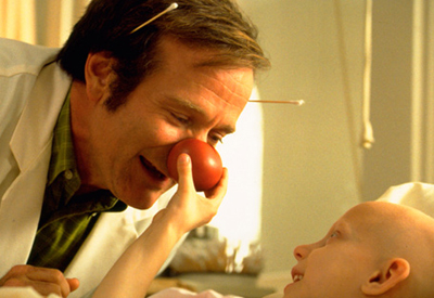 Robin Williams als Patch Adams in de gelijknamige film.