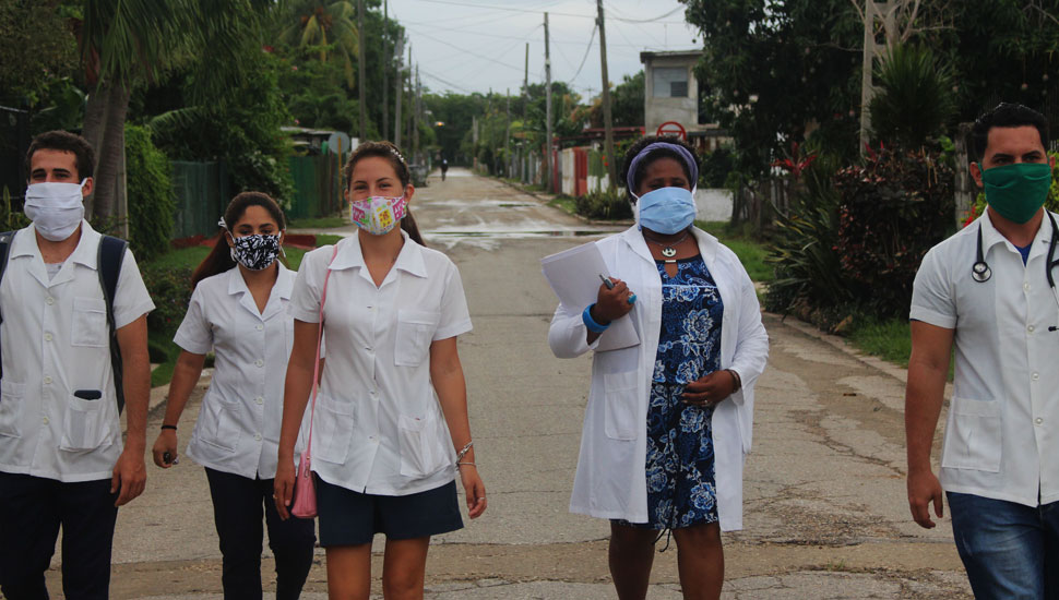 Guillermo Nova/dpa P/ANP | Cubaanse geneeskundestudenten bij het deur-aan-deuronderzoek.