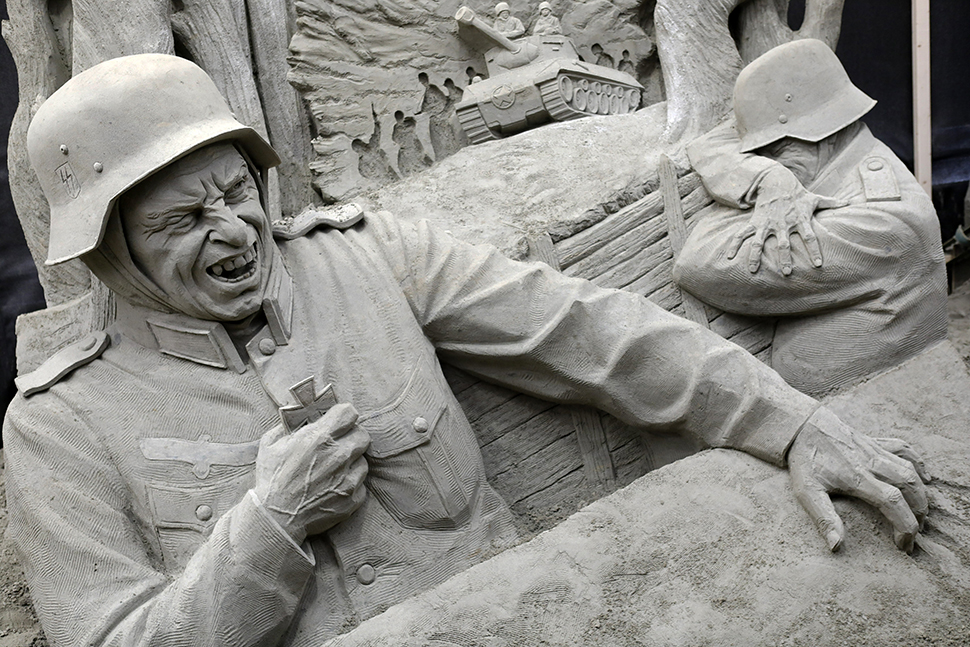 Een zandsculptuur op het Veluws zandsculpturenfestijn met als thema 75 jaar bevrijding, foto van begin april. Wanneer het festijn geopend zal worden is de vraag, nu de coronacrisis speelt.