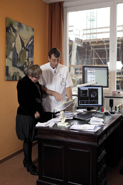 Neurochirurg Frits de Beer (rechts) legt uit dat de samenwerking met zijn secreatresse Elisabeth Engels (links) essentieel is voor de efficiënte werkwijze. 