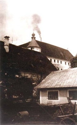Slot Hartheim met de rokende schoorsteen van het crematorium.
