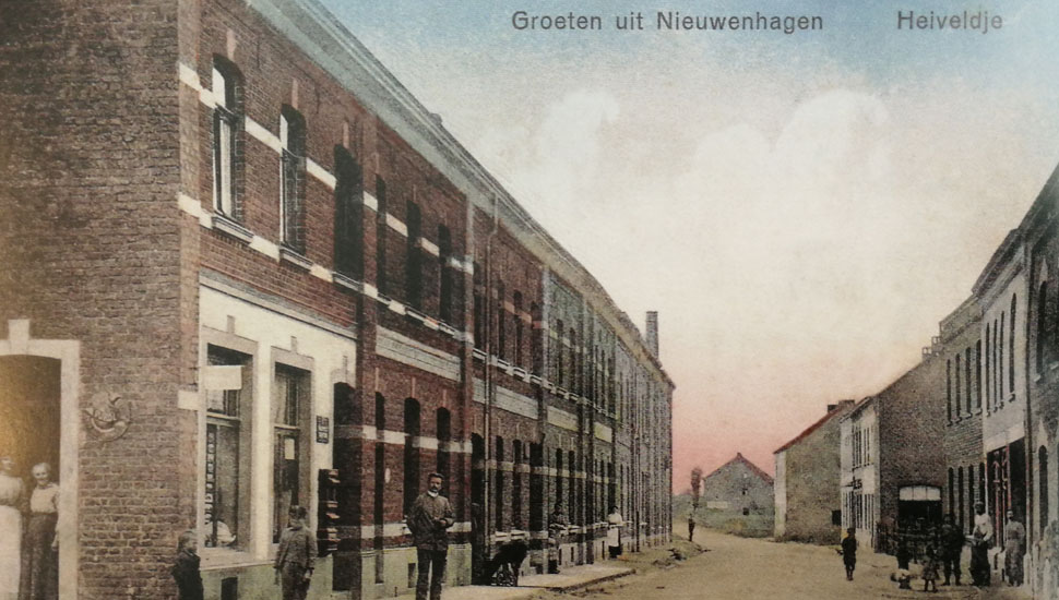 Kerkstraat (nu: Heigank) rond 1912. Sjef – of ‘Pake’ – Snijders begon zijn praktijk in 1919 in deze straat op nummer 62 in Nieuwenhagen, sinds 1982 onderdeel van Landgraaf.