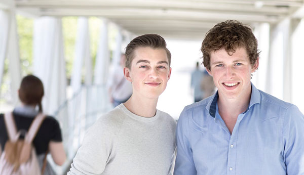 Sjim Romme (rechts) en Matthijs Bosveld, studenten geneeskunde en initiatiefnemers van het project Mens achter de patiënt.